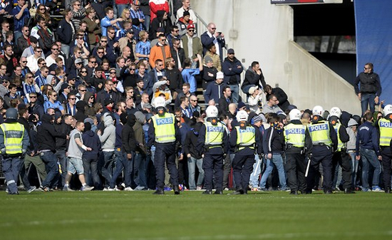 En 43-årig supporter från Djurgårdens IF blir misshandlad i Helsingborg strax innan en allsvensk fotbollsmatch mot Helsingborgs IF. Djurgårdsanhängaren skadas allvarligt och förs med skallskador till sjukhus där han avlider mitt under pågående match, vilket leder till att man avbryter matchen.
En 43-årig supporter från Djurgårdens IF blir misshandlad i Helsingborg strax innan en allsvensk fotbollsmatch mot Helsingborgs IF. Djurgårdsanhängaren skadas allvarligt och förs med skallskador till sjukhus där han avlider mitt under pågående match, vilket leder till att man avbryter matchen.